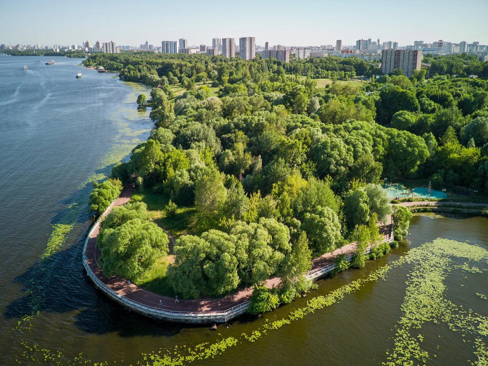 Парк «Северное Тушино» и берег Химкинского водохранилища с высоты
