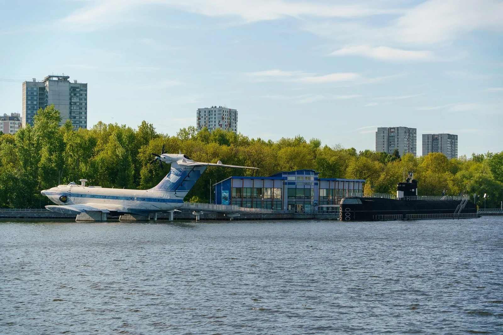 Экраноплан и музейная набережная у воды