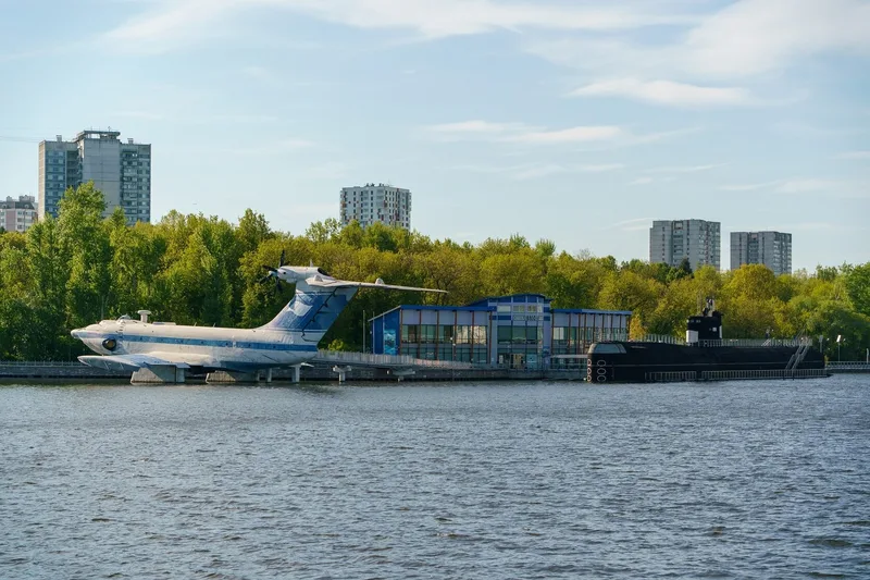 Экраноплан и музейная набережная у воды